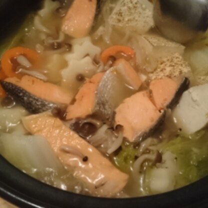 たっぷりの野菜と煮込みました。鮭の旨味が出て、スープが美味しい！！